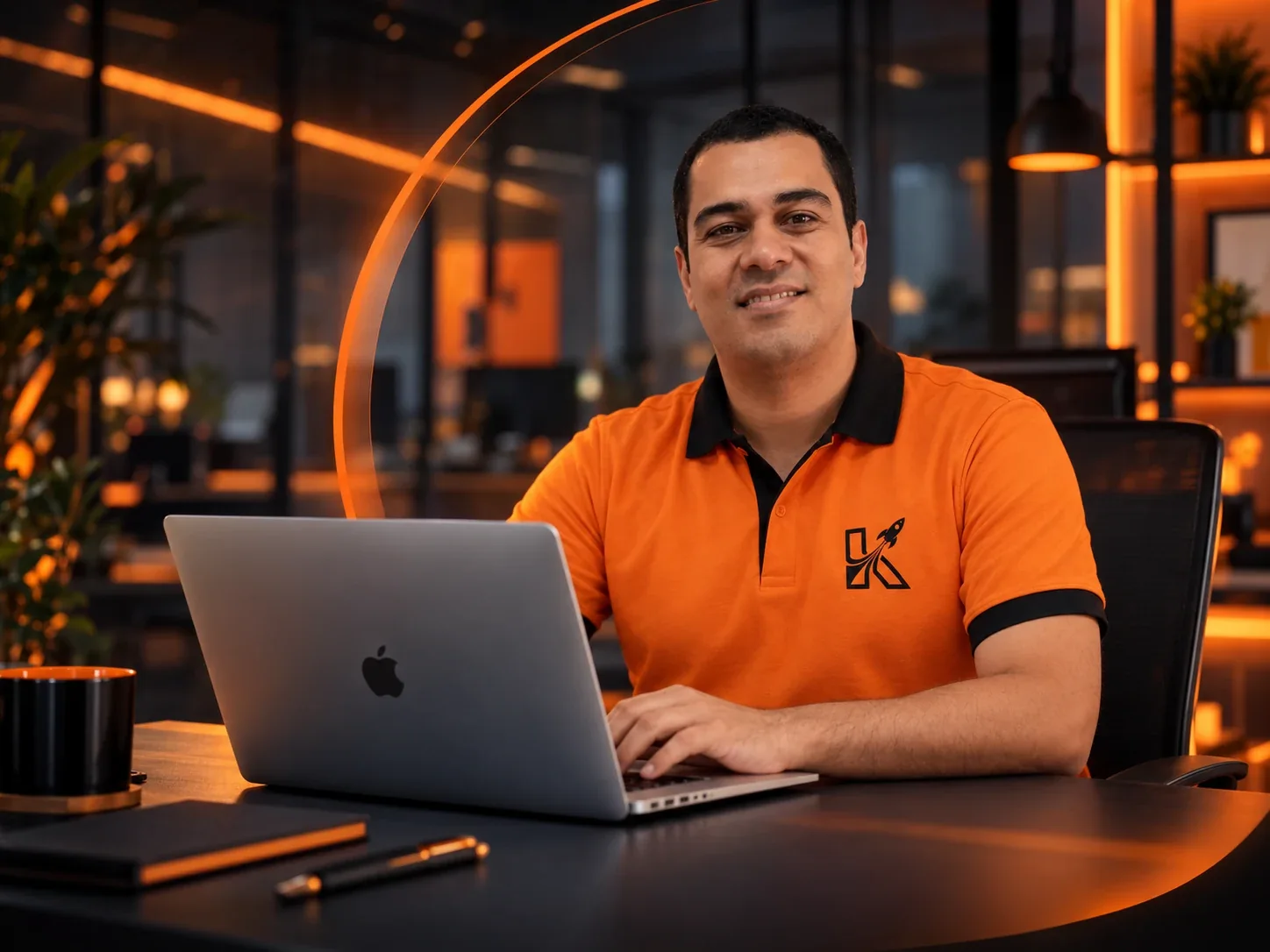 Marco Alessio em seu escritório, sentado à mesa com notebook e luzes laranja